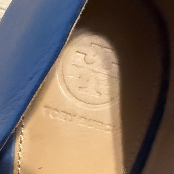 NEW Tory Burch Deep Blue Loafers with Gold Emblem - Picture 3 of 4